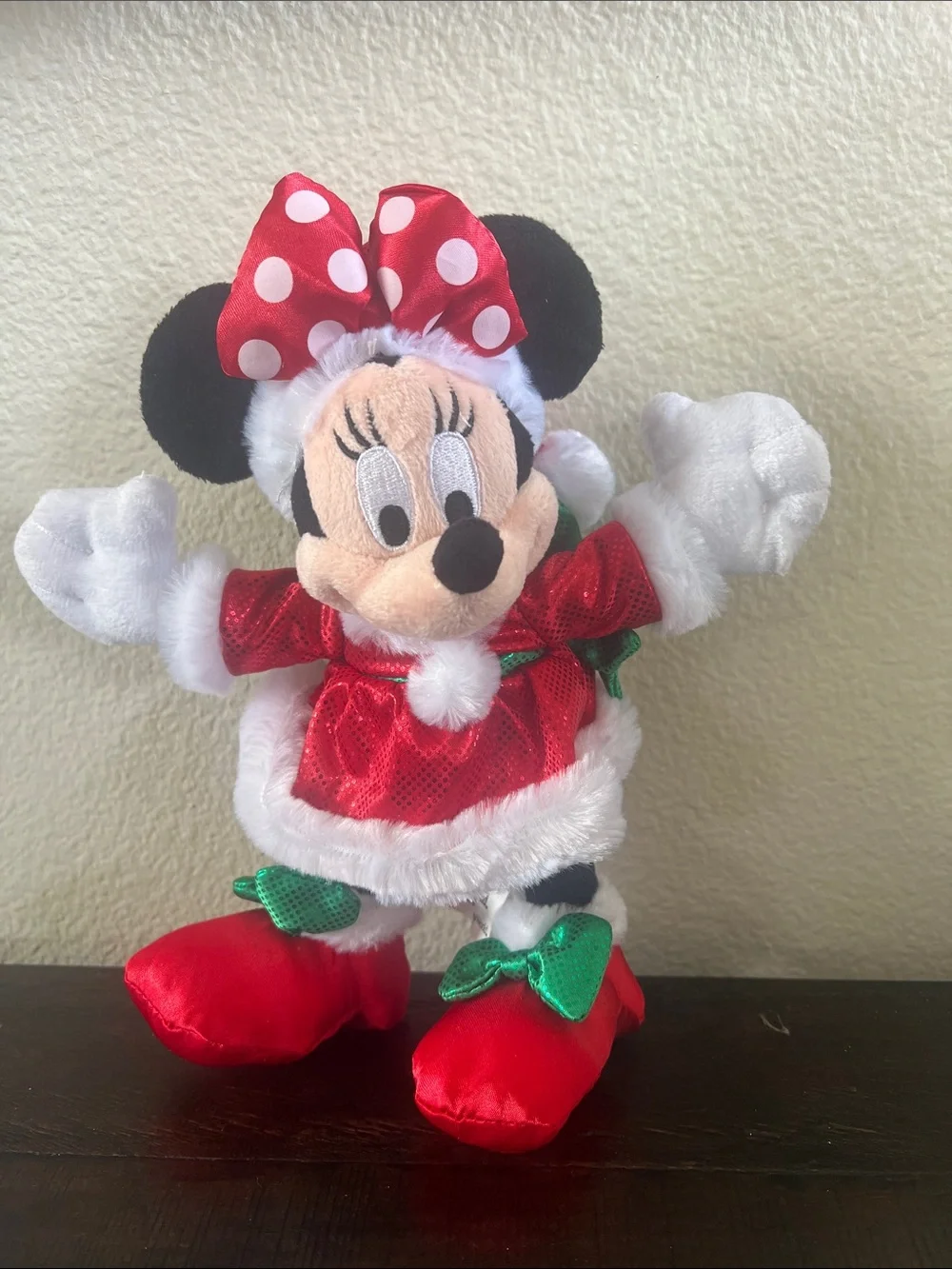 NWT 2009 Minnie Mouse Disney Christmas Plush